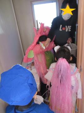 担任の先生を見付けた子ども達