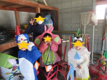 体育倉庫に隠れていた用務員さんと記念撮影する子ども達