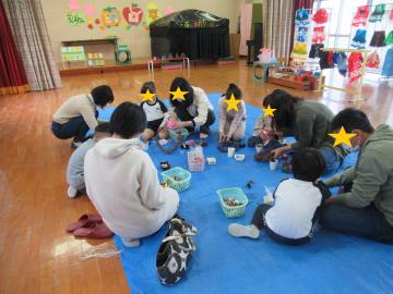 親子でリースづくりをするようす1