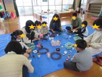 親子でリースづくりをする様子2