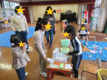 魚屋さんで支払いをする子ども