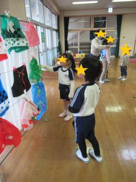 衣装屋さんで衣装をお客様にすすめる子ども