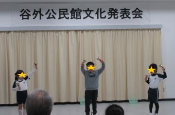 公民館の文化発表会でミュージックベルを演奏する子ども達