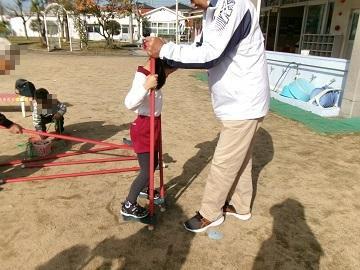 竹馬を高年者クラブの方に教えてもらっている写真