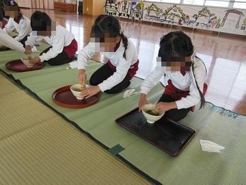 茶道教室でお茶を立てている写真