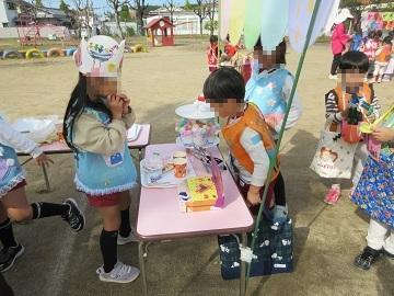 5歳児がスイーツ屋さんをしている写真
