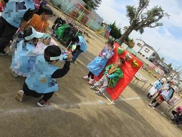 5歳児のフォトスタジオ屋さんで写真撮影をしている写真