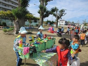 5歳児のゲーム屋さんで遊んでいる写真