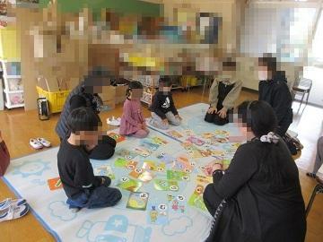 カルタ遊びをしている写真