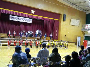 鳴子を持ってダンスをしている様子