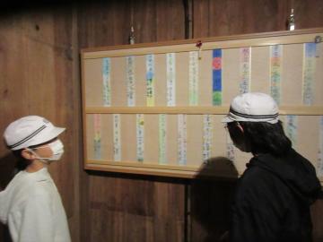 俳句展を見学する様子