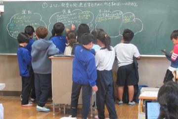 自らの考えを黒板に書いている様子