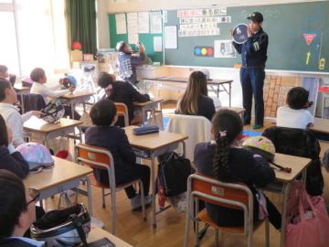 歩道での走行について説明する警察官