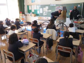 交差点での安全確認について学ぶ3年生