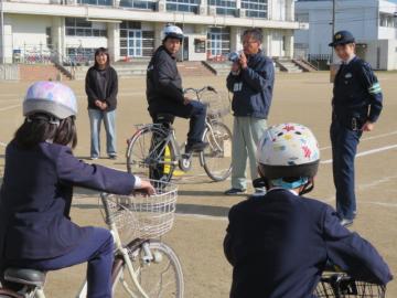 運動場で安全確認の仕方を学ぶ3年生