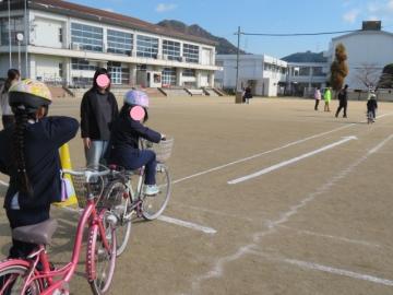 運動場周回コースを出発する3年生