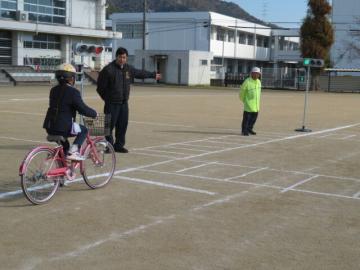 信号のある交差点を通過する3年生