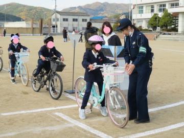 一旦停止での安全確認の仕方を学ぶ3年生