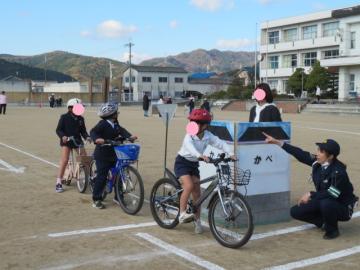 交差点での安全確認をする3年生