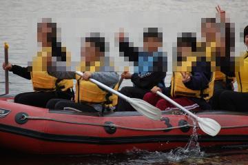 みんなでオールを漕いでボートを進ませる子どもたち