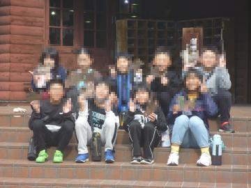 作った鍋敷きを持って集合写真