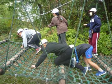 アスレチックを楽しむ子どもたち