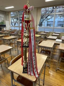 2年1組の合唱コンクールのトロフィー