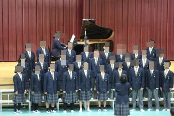 体育館内で実施された様子です。2組が声を合わせて合唱しています。