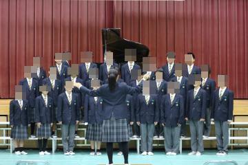 体育館内で実施された様子です。2組が集中して合唱しています。