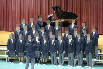 体育館内で実施された様子です。3組が熱心に合唱しています。