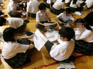 体育館内で生徒同士で話し合っています。