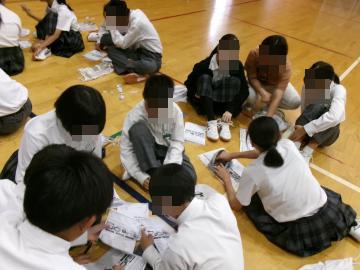 体育館内で生徒たちで意見を交換しています。