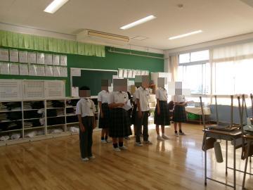 教室内で1組が歌の練習をしています。