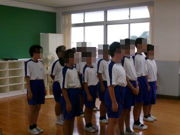 教室内で2組が歌の練習をしています。