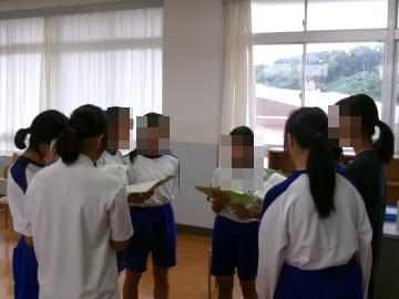 教室内で3組が歌の練習をしています。