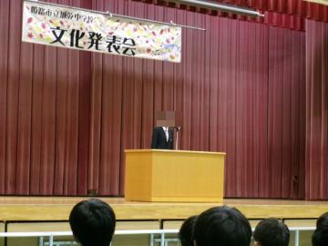 体育館内で実施された様子です。1年生代表の弁論です。