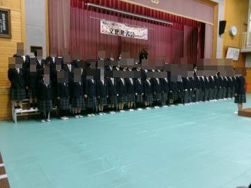 体育館内で実施された様子です。学年合唱です。