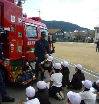 児童が酸素ボンベを背負っている