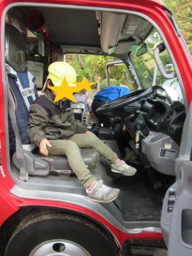 消防車に乗る園児（1）