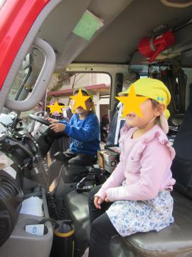 消防車に乗る園児（2）
