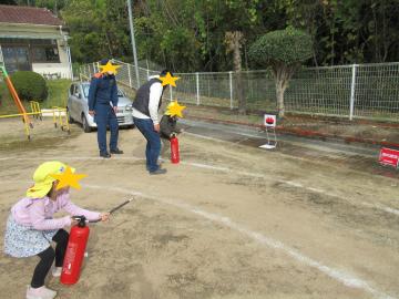 親子で消火訓練をする様子