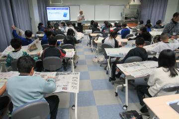 5年生が新聞にある大きな数を探している様子