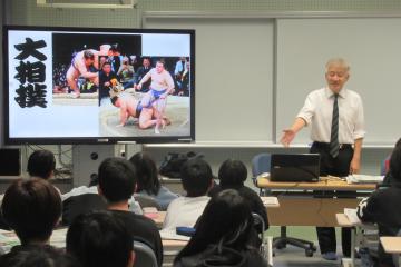 講師の方からニュースについて説明を受けている様子