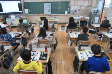 3年生が習字に取り組んでいる様子