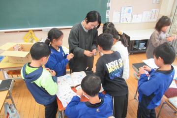 電気の実験器具を作っている様子