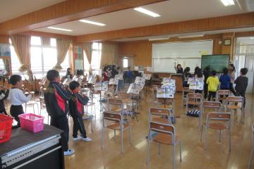 パートに分かれてリコーダー演奏をしている様子