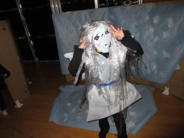 雪女になりきるこども