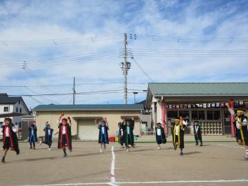 運動場に広がって5歳児がなるこのダンスがんばって踊る様子