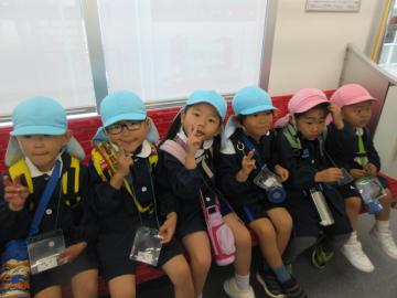 みんなで電車にのって座席にきれいに並ぶようす