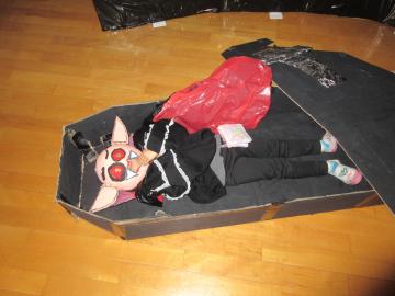 ドラキュラになりきるこども